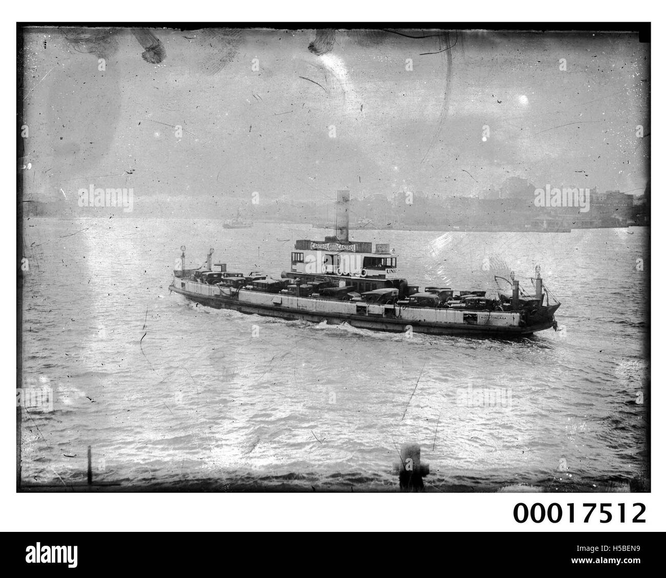 Die Autofähre KOOROONGABA verkehrt im Hafen von Sydney und bietet wichtige Verkehrsdienste zwischen verschiedenen Teilen der Stadt und den nahe gelegenen Inseln an, was die Bedeutung des Seeverkehrs in der Infrastruktur von Sydney verdeutlicht. Stockfoto