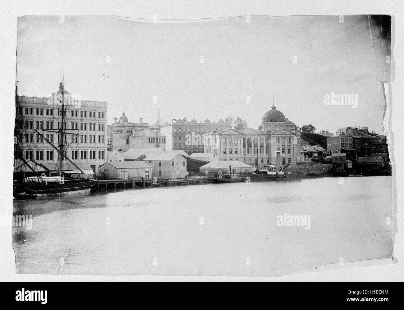 Der Brisbane River ist ein großer Fluss, der durch die Stadt Brisbane in Queensland fließt. Es ist eine wichtige Wasserstraße für Transport und Erholung und bietet einen malerischen Blick entlang der Ufer. Der Fluss spielt eine zentrale Rolle in der Infrastruktur und Entwicklung der Stadt. Stockfoto Der Brisbane River ist ein großer Fluss, der durch die Stadt Brisbane in Queensland fließt. Es ist eine wichtige Wasserstraße für Transport und Erholung und bietet einen malerischen Blick entlang der Ufer. Der Fluss spielt eine zentrale Rolle in der Infrastruktur und Entwicklung der Stadt. Stockfoto