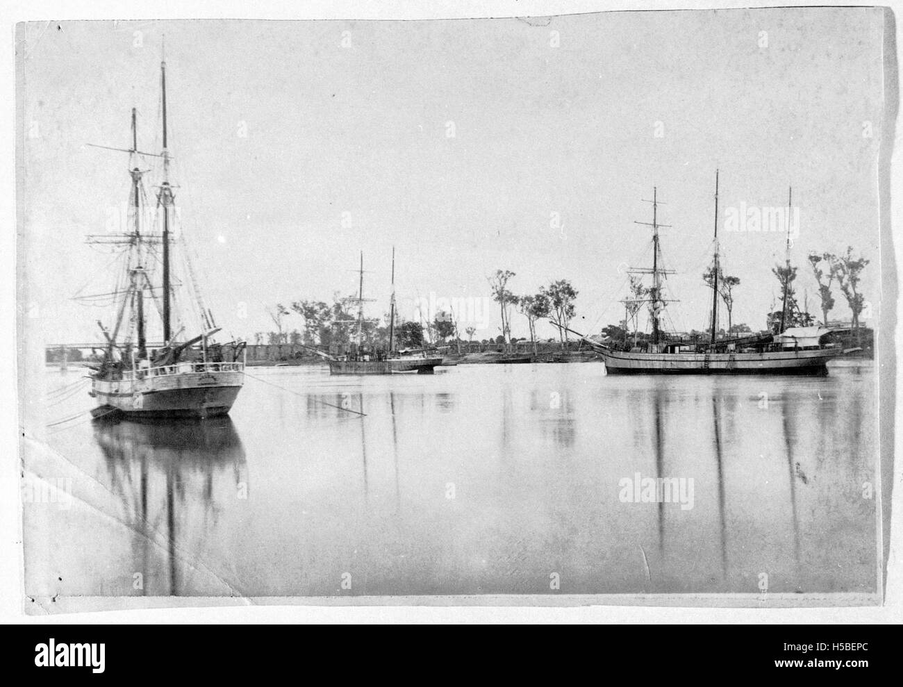 In den 1890er Jahren ankerten Segelschiffe am Brisbane River Diese historische Szene zeigt die Rolle des Flusses als wichtiger Transportweg für die maritime Aktivität während dieser Zeit. Stockfoto