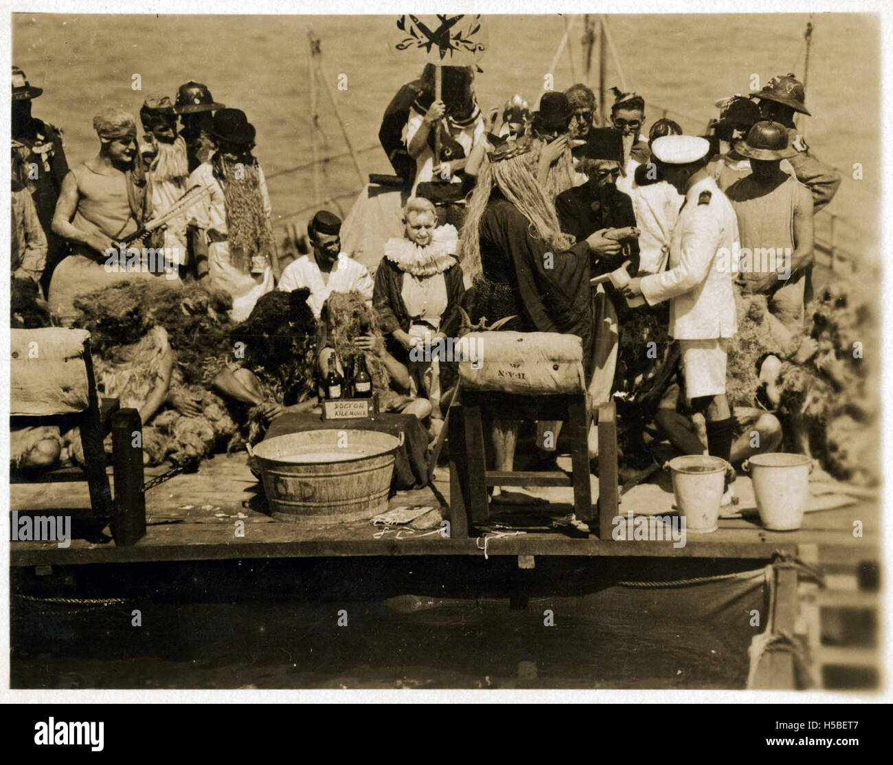 Dieses Bild zeigt die Zeremonie „Crossing the Line“ an Bord der HMAS MELBOURNE, eine Marinetradition, die von Seeleuten bei der ersten Überquerung des Äquators gefeiert wurde. Stockfoto Dieses Bild zeigt die Zeremonie „Crossing the Line“ an Bord der HMAS MELBOURNE, eine Marinetradition, die von Seeleuten bei der ersten Überquerung des Äquators gefeiert wurde. Stockfoto