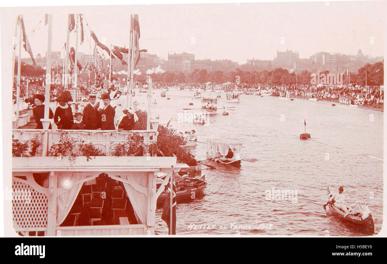 Dieses Bild zeigt Henley auf Yarra im Jahr 1912 und zeigt die bemerkenswerten Gebäude entlang des Yarra River und öffentliche Feierlichkeiten, die während dieser Zeit stattfanden. Stockfoto