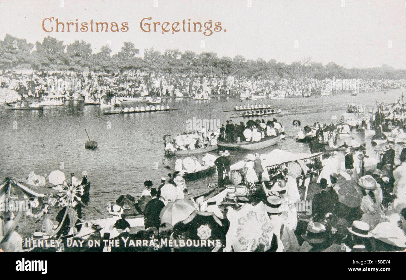 Diese fotografische Postkarte zeigt den Henley Day am Yarra River in Melbourne, Australien. Die Veranstaltung bietet Ruderwettbewerbe und Outdoor-Aktivitäten, bei denen die Teilnehmer an Rennen auf dem Fluss teilnehmen. Stockfoto