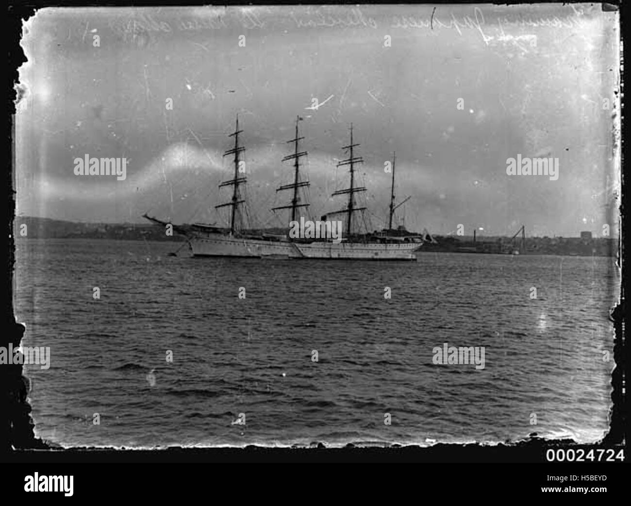 Dieses Bild zeigt die TAISEI MARU, ein im Wasser verankertes Ausbildungsschiff der japanischen Regierung. Das Schiff wurde für die Ausbildung auf See eingesetzt und spielte eine Rolle in der japanischen Marinegeschichte. Stockfoto