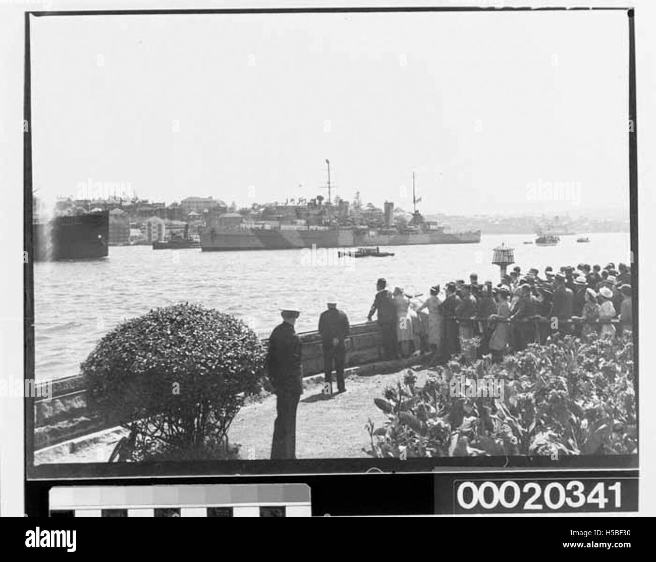 Menschenmenge beobachten HMAS SYDNEY (II) Rückkehr zum Hafen am 10. Februar 1941 Stockfoto