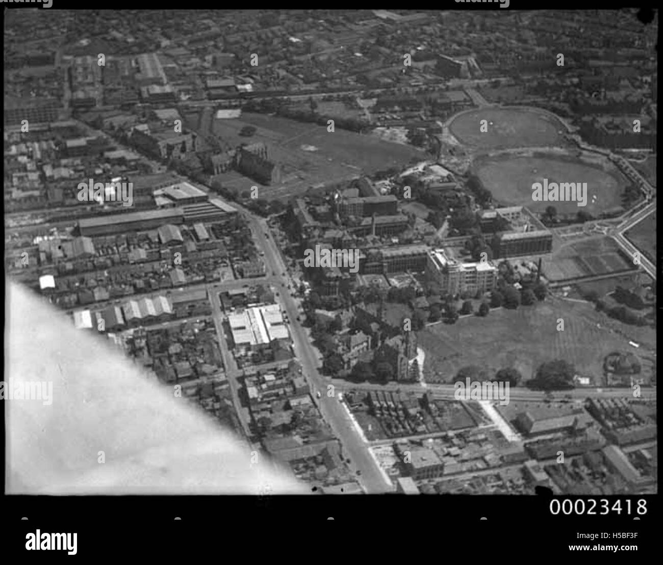 Ein Luftbild der Universität von Sydney, das einen umfassenden Blick auf das Layout des Campus und die umliegende Architektur bietet und die Gebäude und Grünflächen der Bildungseinrichtung zeigt. Stockfoto