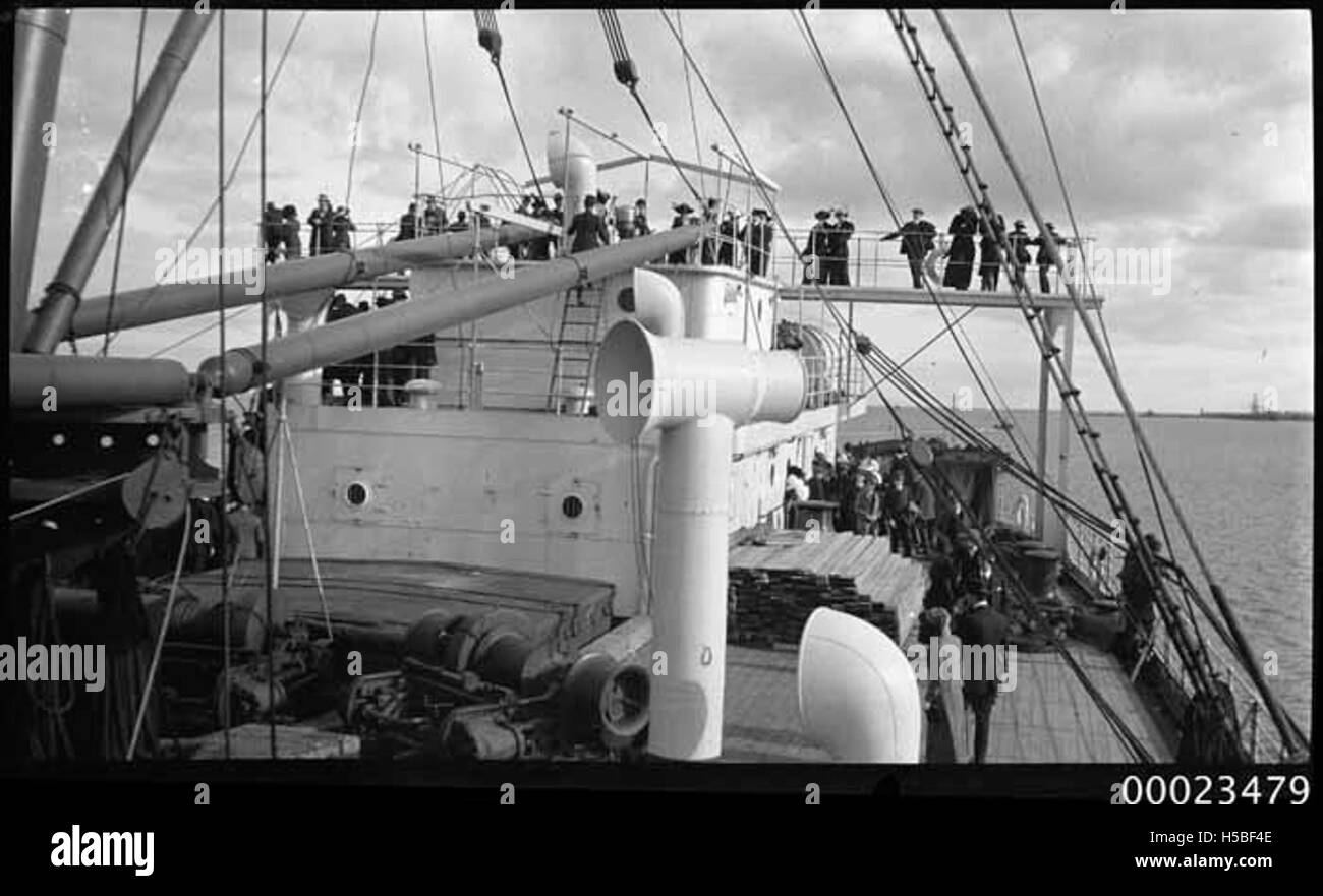 Das Deck der SS Ceramic, ein Passagier- und Frachtschiff, ist in diesem Bild zu sehen. Das Schiff wurde Anfang des 20. Jahrhunderts erbaut und verkehrte auf transatlantischen Routen. Das Deck-Design spiegelt den maritimen Stil der Epoche wider und wurde für Komfort und Zweckmäßigkeit auf langen Seereisen entworfen. Stockfoto