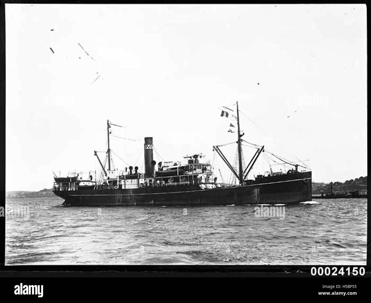 Die MAKAMBO, ein Schiff der Firma Burns Philp & Co, ankerte in einem Hafen. Burns Philp & Co war ein bedeutendes Unternehmen, das in den Bereichen Schifffahrt und Handel involviert war. Stockfoto