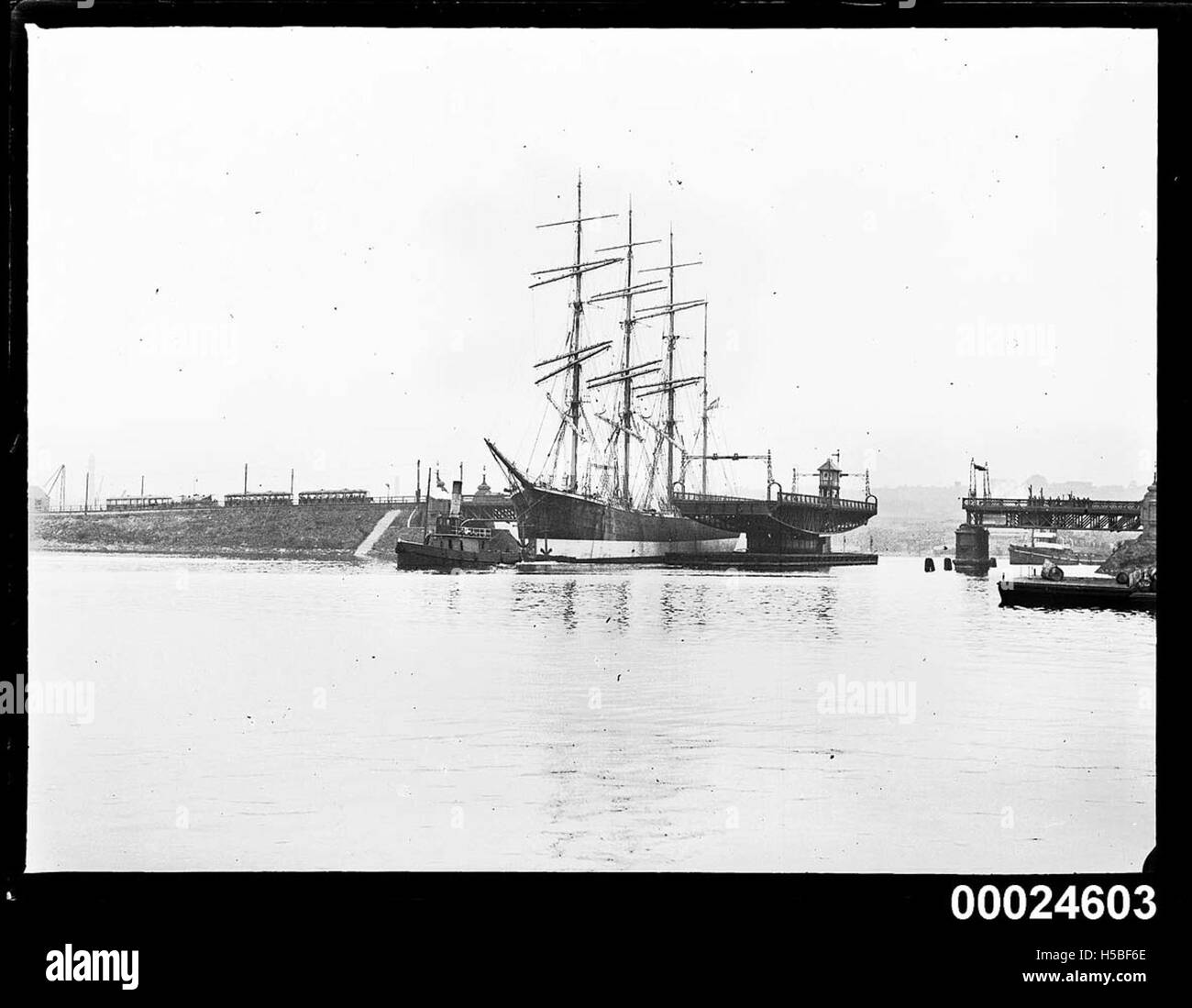 Dampf-Schiff und GUSTAV Glebe Island Bridge auf der Durchreise, Abfahrt Blackwattle oder Rozelle Bay Stockfoto