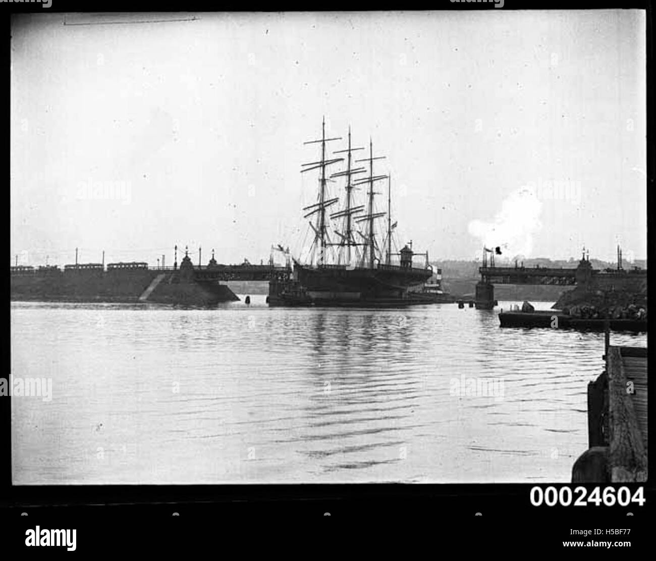 Nicht identifizierte Dampfschiff durch Glebe Island Bridge Stockfoto