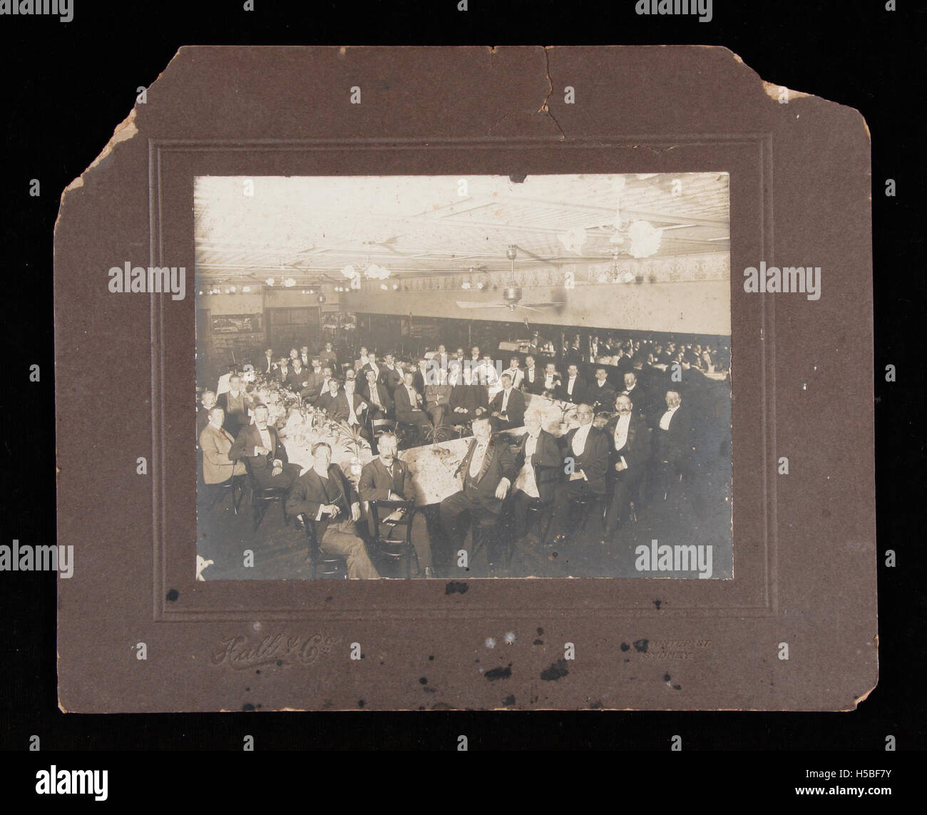 Dieses Foto aus dem Jahr 1907 zeigt Mitglieder des Sydney Rowing Club, die sich zu einem Abendessen versammelten. Er spiegelt den sozialen Aspekt des Clubs wider und hebt einen wichtigen Moment in der Geschichte des Clubs hervor. Stockfoto