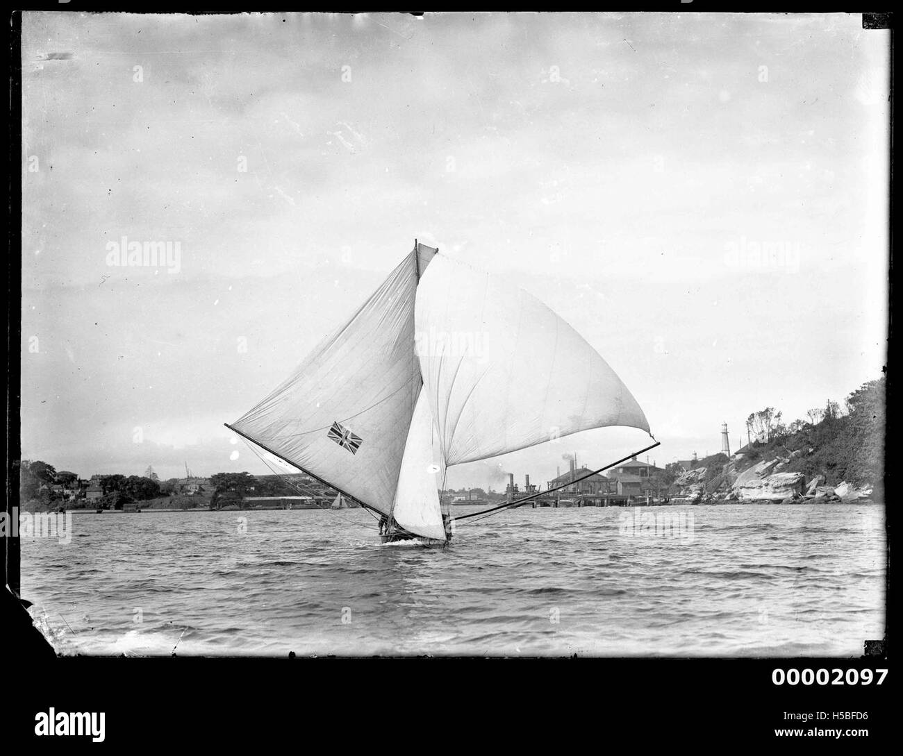 Der 10-Fuß-MAISSTALK ist ein kleines Segelschiff, das im Hafen von Sydney fotografiert wurde. Dieses Bild zeigt das Design des Bootes und seine Präsenz in einem der berühmtesten Häfen Australiens. Stockfoto