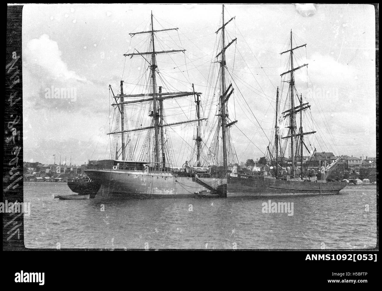 Zwei-Mast-Schoner, die voll und ganz SYDNEY neben einem Dreimaster vor Anker manipuliert Schiff, Sydney Harbour Stockfoto