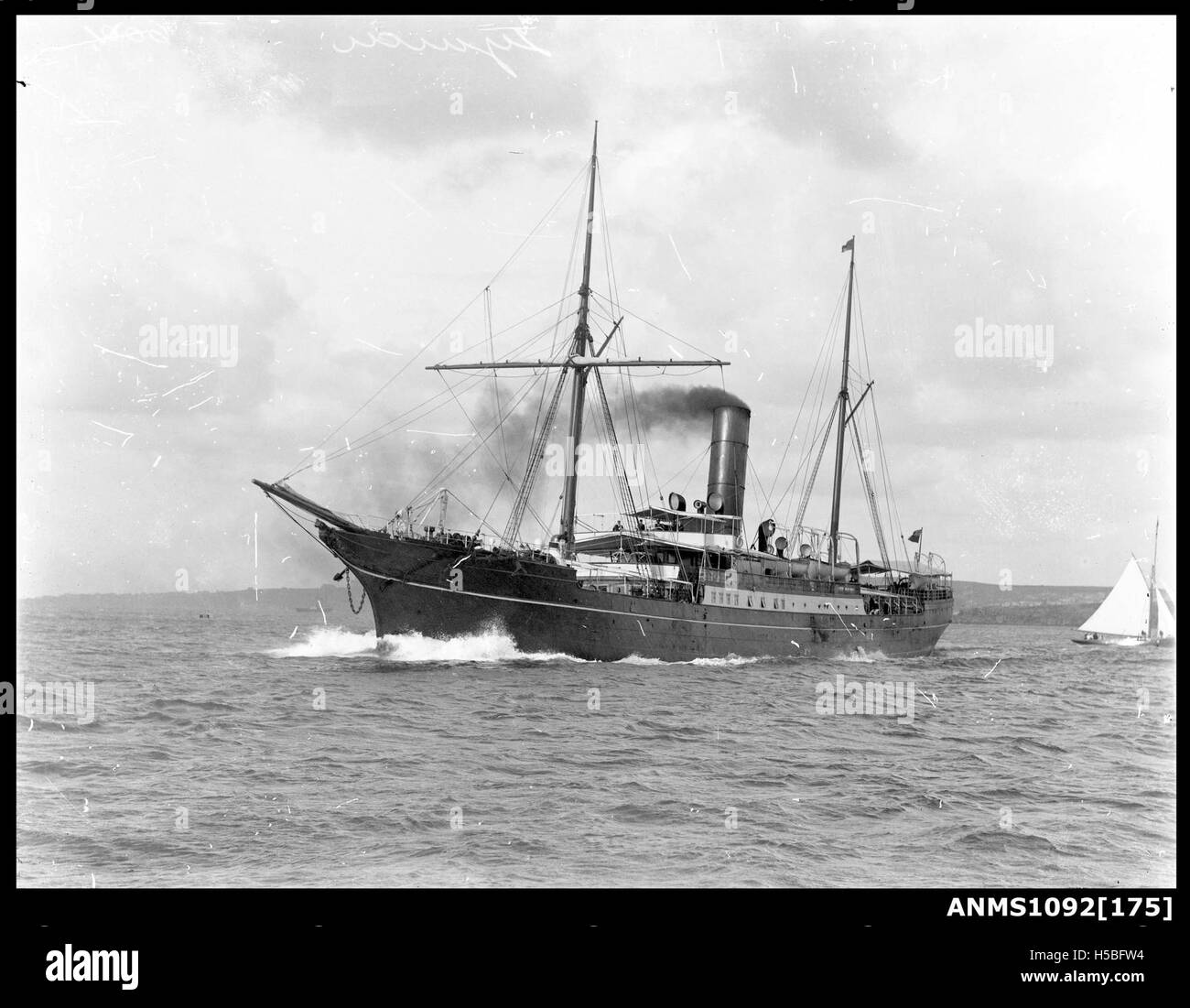 Die SS Tsinan, ein Passagier-Frachtschiff, ist in diesem Bild dargestellt. Sie wurde sowohl für den Personen- als auch für den Güterverkehr genutzt, wobei der Seehandel und die Seefahrt von Anfang bis Mitte des 20. Jahrhunderts hervorgehoben wurden. Stockfoto