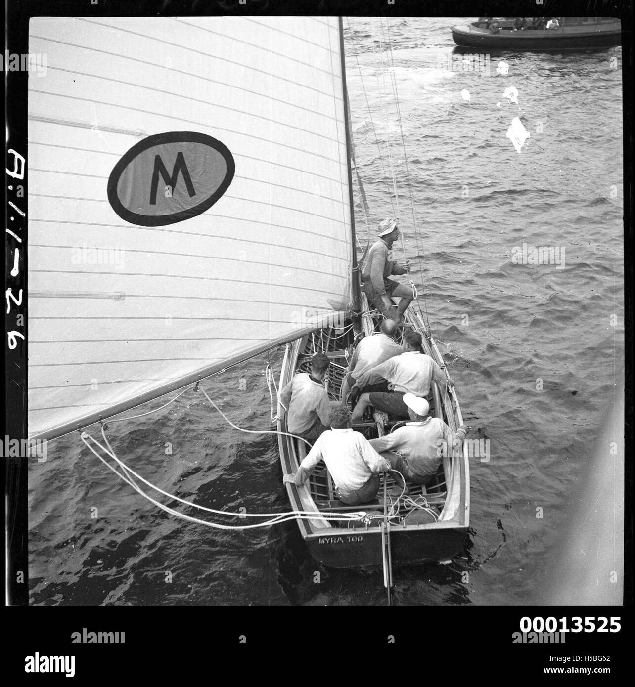 Die Besatzung der MYRA WAR ZU kurz nach Erhalt des Meisterschaftsbandes, was ihren Sieg in einem maritimen Wettkampf feierte. Dieses Foto zeigt die Feier und die Erfolge des Teams. Stockfoto