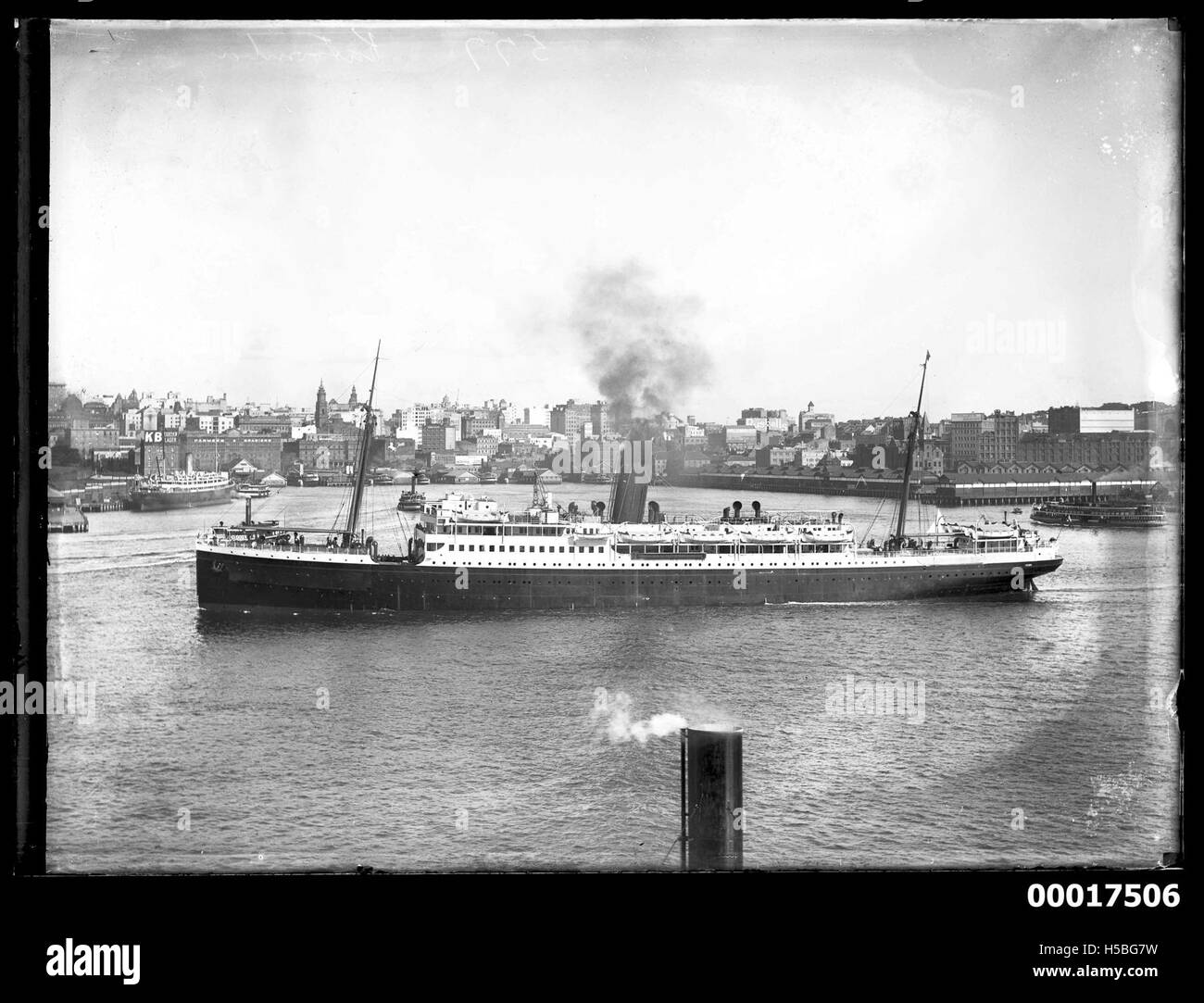 Die Katoomba, ein Passagierschiff, liegt im Hafen von Sydney. Dieses Bild zeigt das Schiff in einem der berühmtesten Häfen Australiens und spiegelt seine Rolle im Seeverkehr und Tourismus während des frühen 20. Jahrhunderts wider. Stockfoto