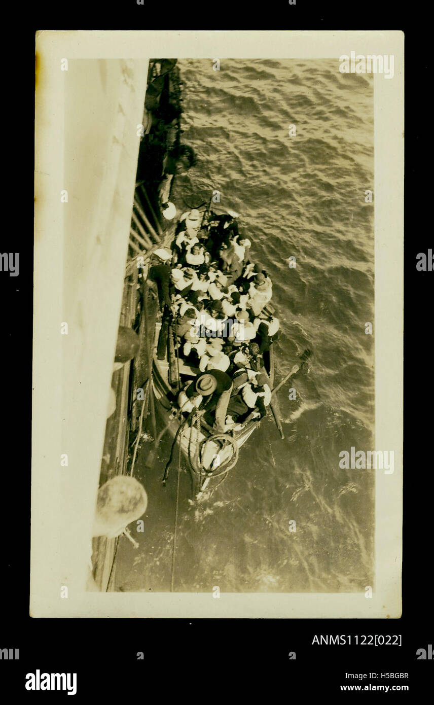 Passagiere von TAHITI an der Seite des Rettungsfahrzeug VENTURA Stockfoto