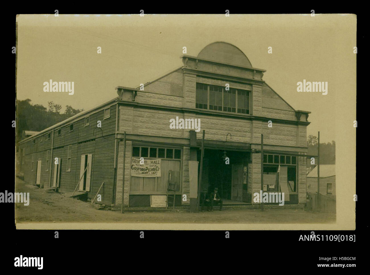 Diese fotografische Postkarte zeigt Gosford Hall, ein historisches Landhaus in Norfolk, England. Der Saal ist bekannt für seine architektonische Bedeutung und seine Rolle als Residenz der Familie Aylmer. Es ist ein Beispiel für große englische Landgüter aus dem 19. Jahrhundert. Stockfoto