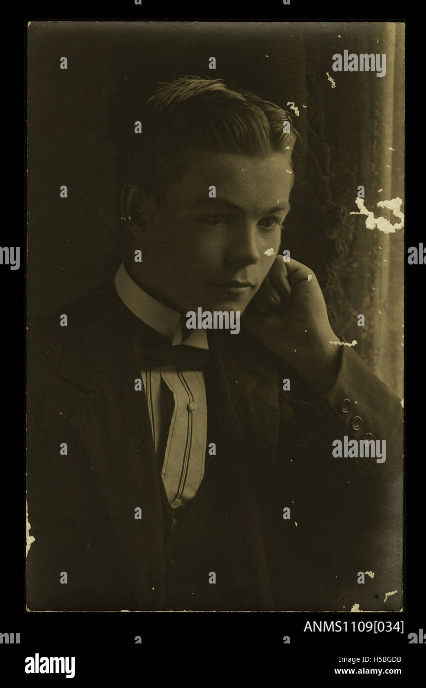 6 fotografische Postkarte eines jungen Mannes formell gekleidet Stockfoto