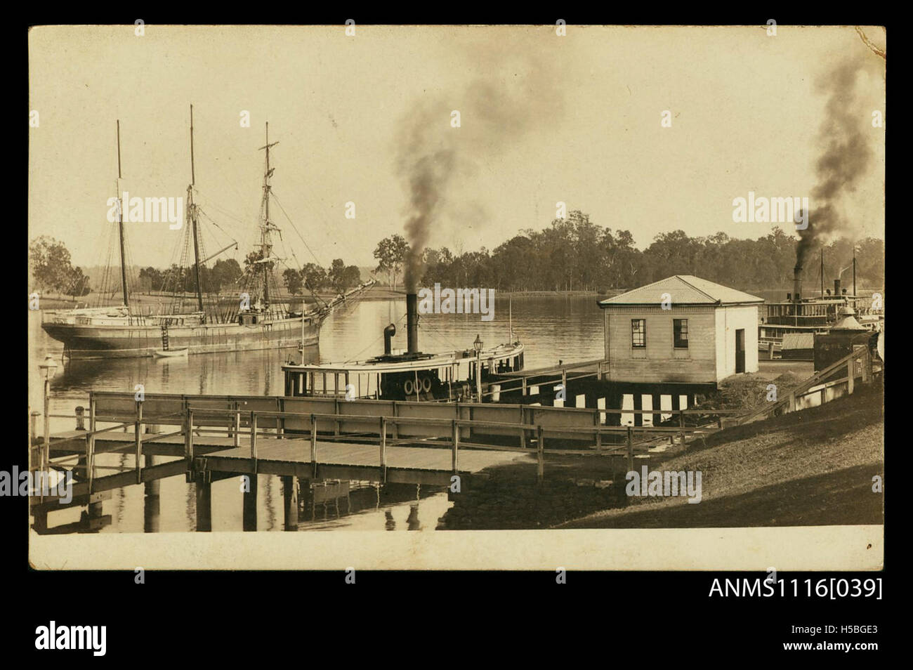 Fotografische Ansichtskarte des Kais am Clarence River, Grafton, mit drei Masten Barkentine und Fähren Stockfoto