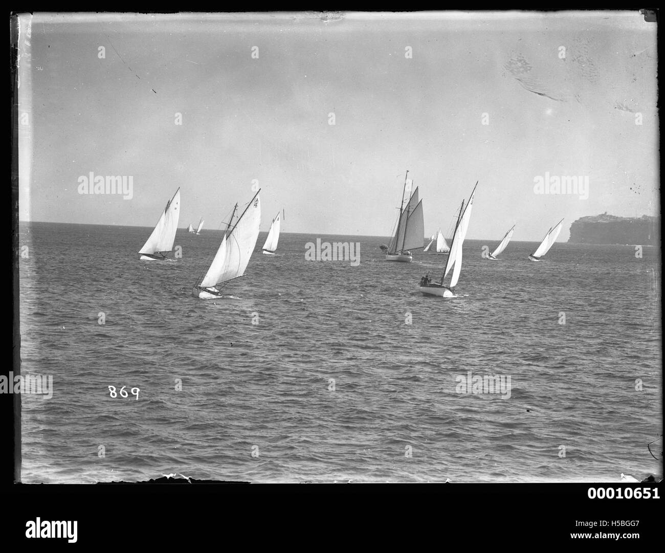 Schaluppen in der Nähe von Sydney Heads Stockfoto