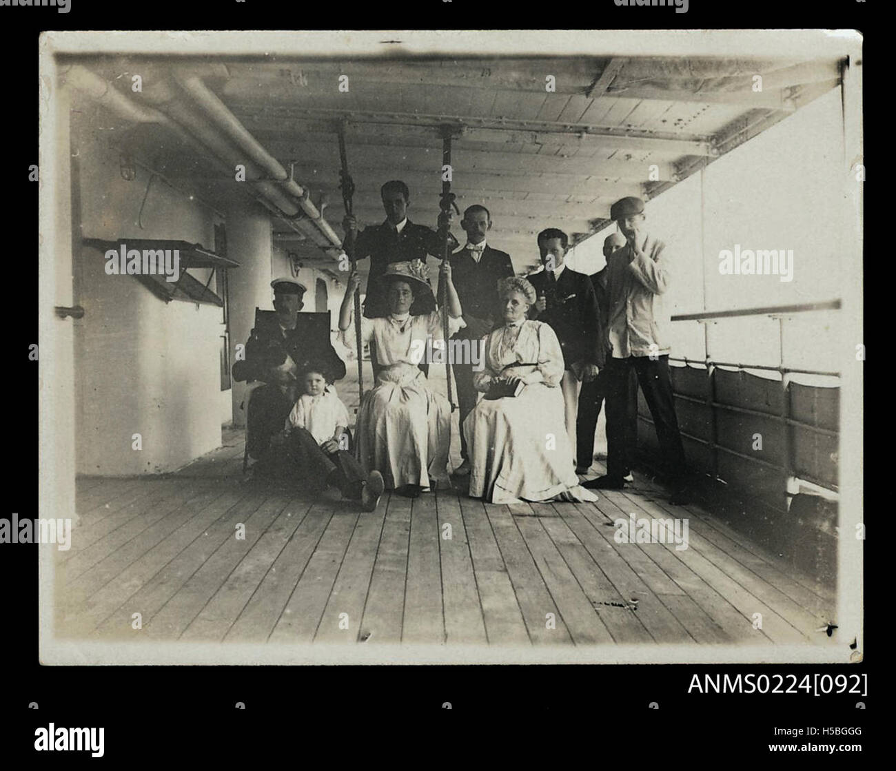 Gruppe von Passagieren auf dem Deck eines Schiffes Stockfoto