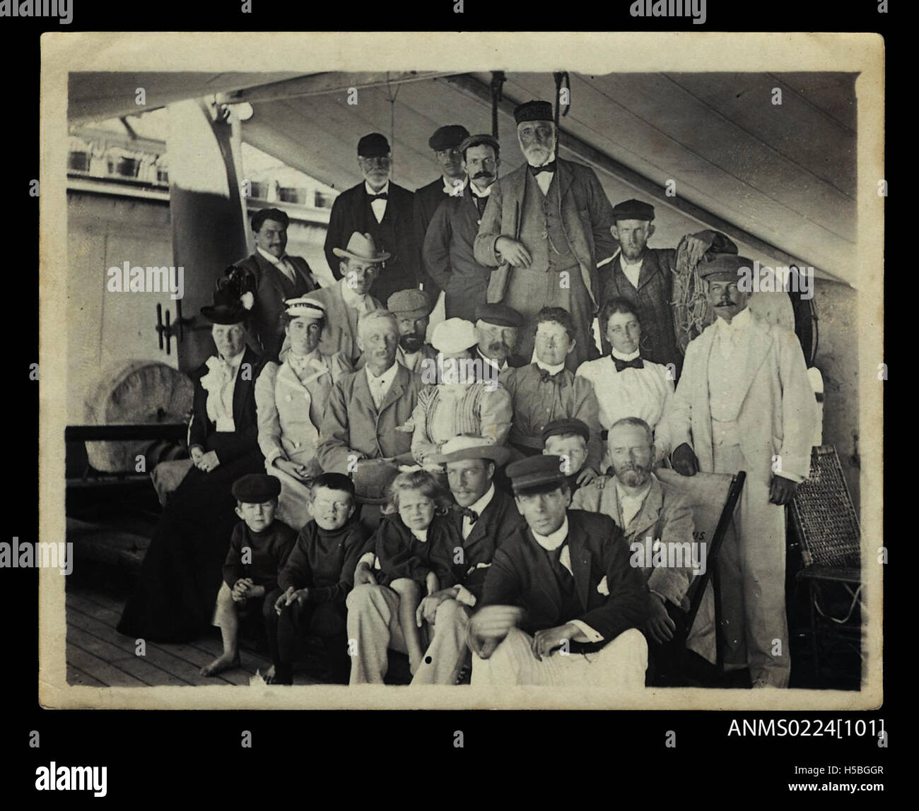 Dieses Foto zeigt eine Gruppe von Personen an Bord der SS DAMASKUS, einem Schiff, das wahrscheinlich Personen- oder Frachttransporte betreibt. Das Bild zeigt das soziale oder berufliche Leben an Bord des Schiffes. Stockfoto