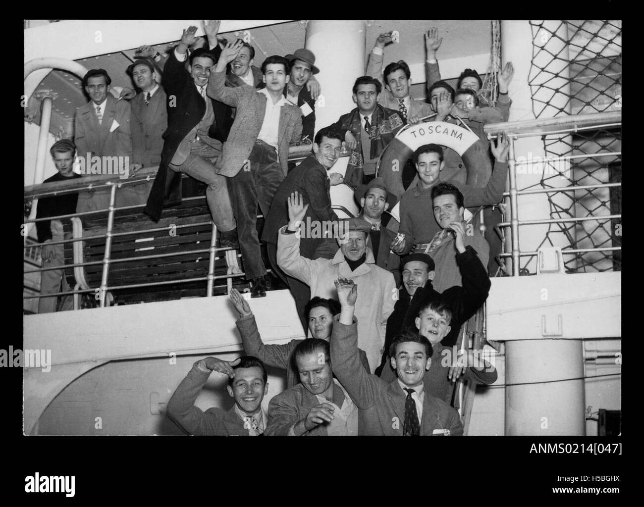 Migranten versammelten sich im Januar 1954 auf der MV Toscana in Triest. Das Schiff wurde während der Migrationsperiode Mitte des 20. Jahrhunderts für den Transport von Menschen, wahrscheinlich Flüchtlingen oder Migranten, nach dem Zweiten Weltkrieg eingesetzt. Stockfoto