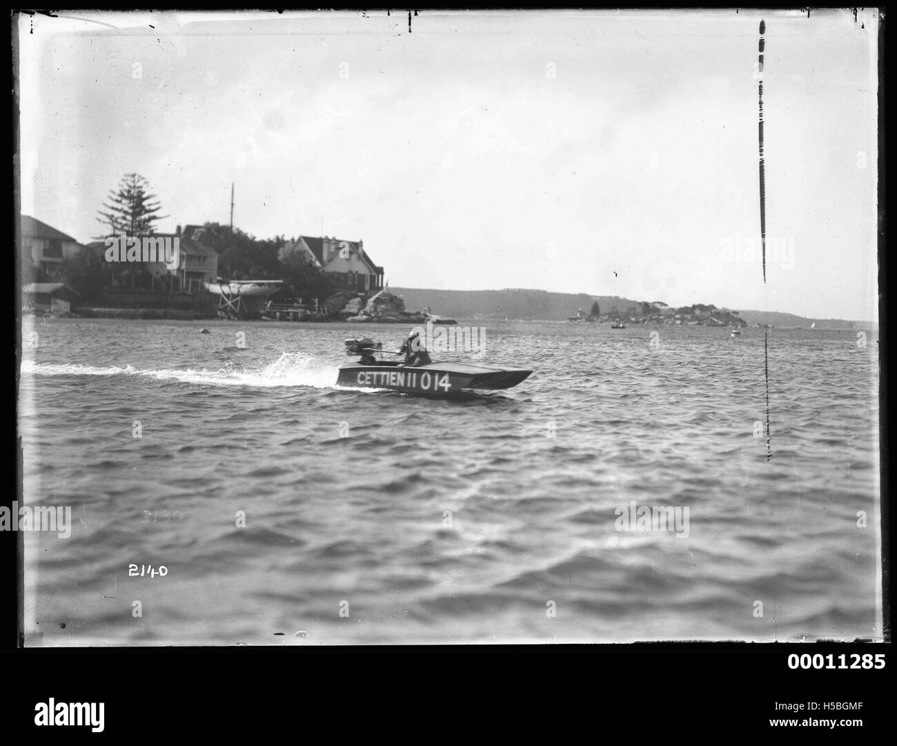 Das Schnellboot CEITTIEN II wird im Hafen von Sydney, einem der berühmtesten Häfen der Welt, gezeigt. Das Boot navigiert durch die Gewässer des Hafens, der ein wichtiges Zentrum für maritime Aktivitäten, Tourismus und lokale Erholung ist. Stockfoto