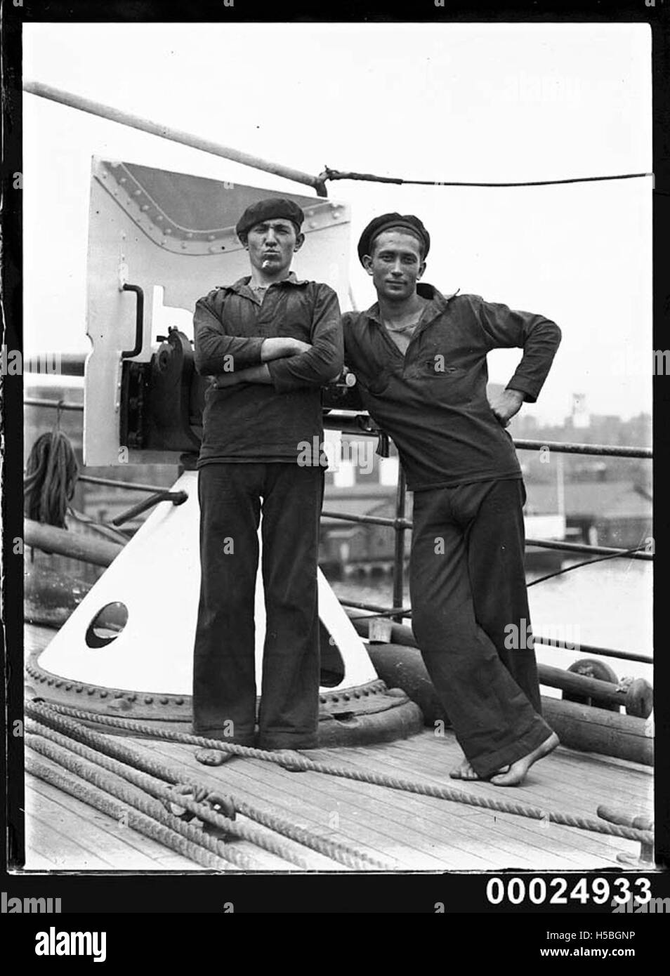 Seeleute an Bord des spanischen Marineausbildungsschiffs Juan Sebastian de Elcano im Jahr 1929. Das Schiff, ein ikonisches Ausbildungsschiff, repräsentiert das Erbe der Marine und internationale Seeverkehrsbeziehungen. Stockfoto