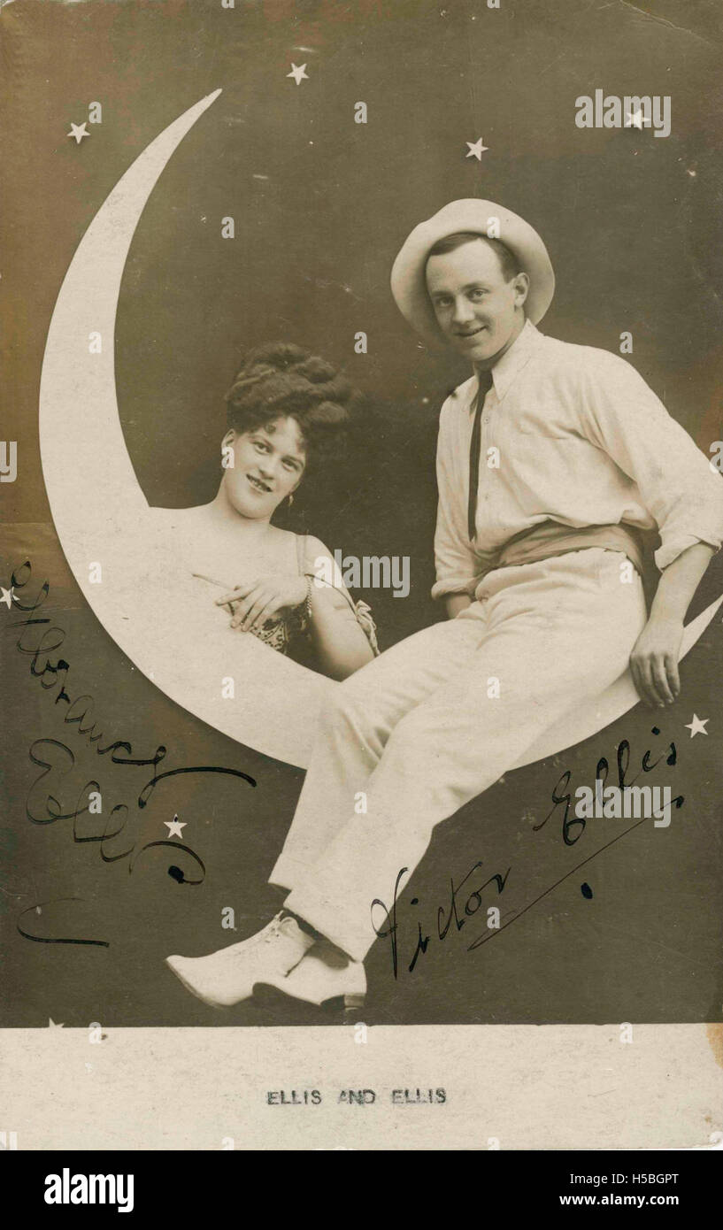 Diese Postkarte zeigt die Darsteller Ellis & Ellis, wahrscheinlich ein Musical- oder Performance-Duo, in einem Bild, das ihren Beitrag zur darstellenden Kunst unterstreicht. Die Postkarte spiegelt die damalige Unterhaltungskultur wider. Stockfoto