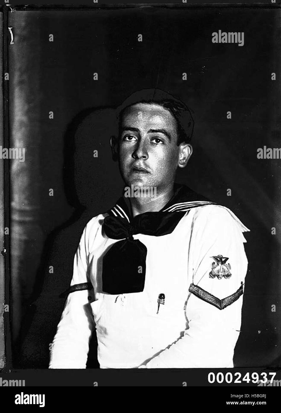 Ein Seemann der spanischen Marine, gezeigt an Bord des Ausbildungsschiffs JUAN SEBASTIAN DE ELCANO. Dieses Bild spiegelt die Marineübungspraktiken und die Bedeutung des Schiffes in der spanischen Marinegeschichte wider. Stockfoto