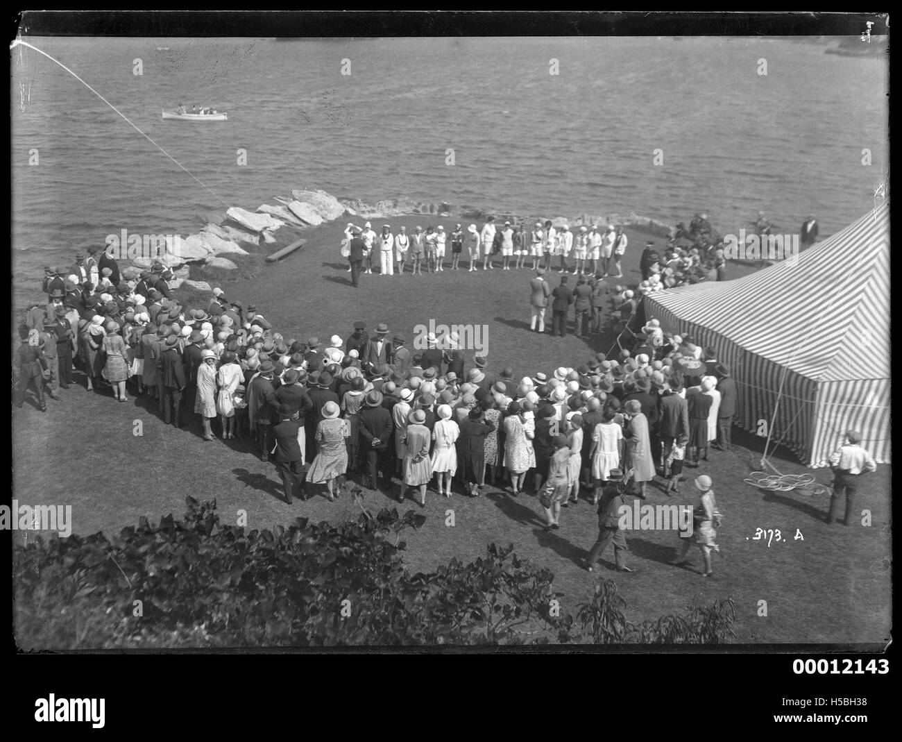 Diese Szene zeigt Zuschauer, die eine Präsentation oder Vorstellung der „Queen of the Harbour“ auf Clark Island beobachten, die ein bedeutendes kulturelles Ereignis in der Gegend darstellt. Stockfoto