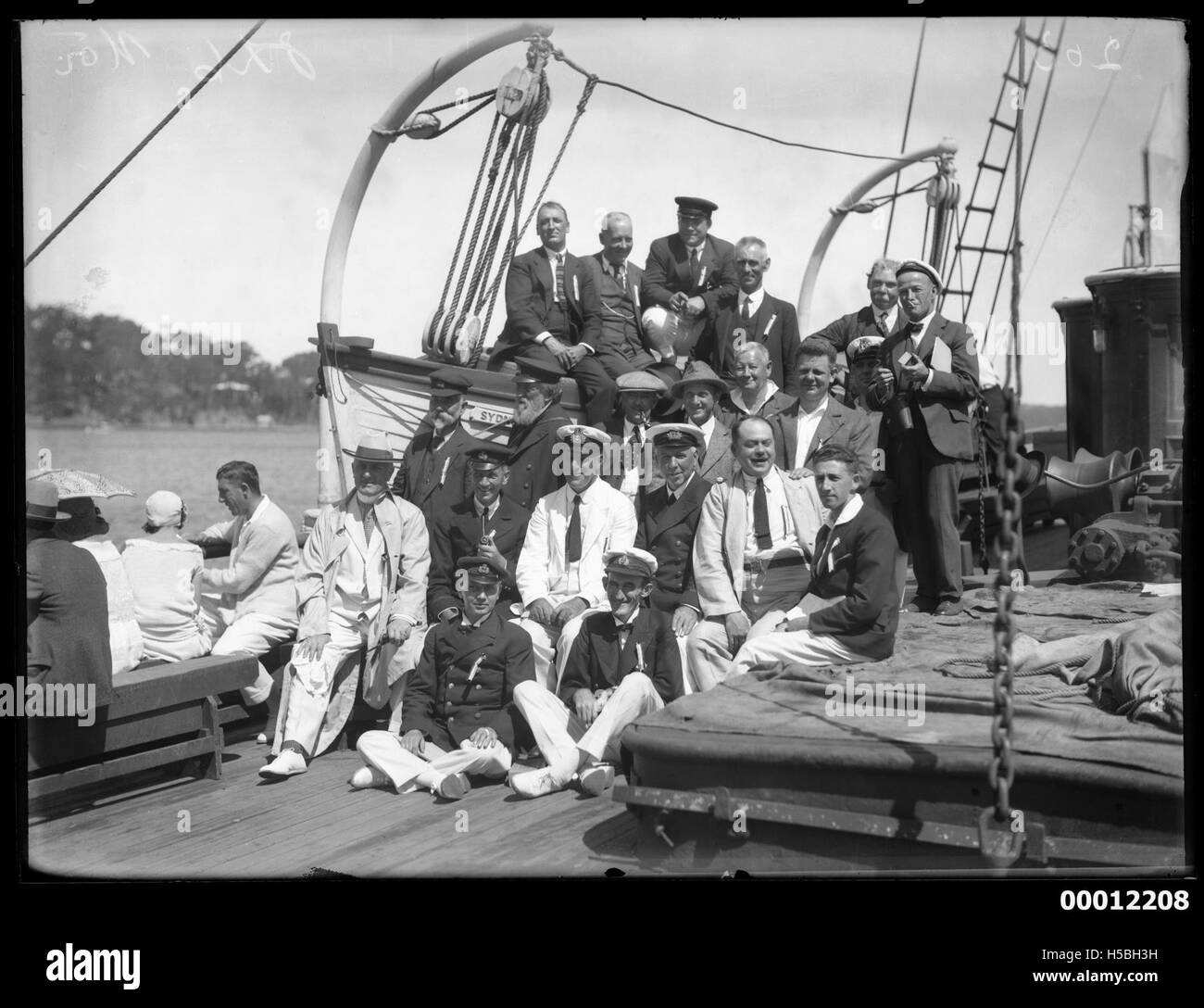 Crew und Beamte an Bord eines Schiffes Zuschauer, möglicherweise NEWCASTLE, während der Pittwater Regatta Stockfoto