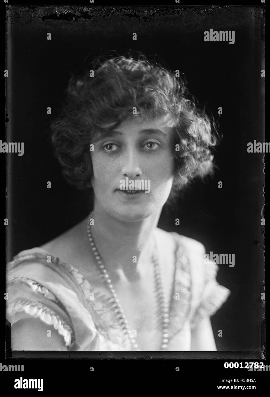 Enrico Caruso, der berühmte italienische Tenor, heiratete in einer öffentlichen Zeremonie. Seine Ehe war ein bedeutendes gesellschaftliches Ereignis, das durch seinen Berühmtheiten und internationalen Bekanntheitsgrad Aufmerksamkeit auf sich zog. Carusos Privatleben war oft ein Thema des öffentlichen Interesses, was seine Popularität weiter erhöhte. Stockfoto