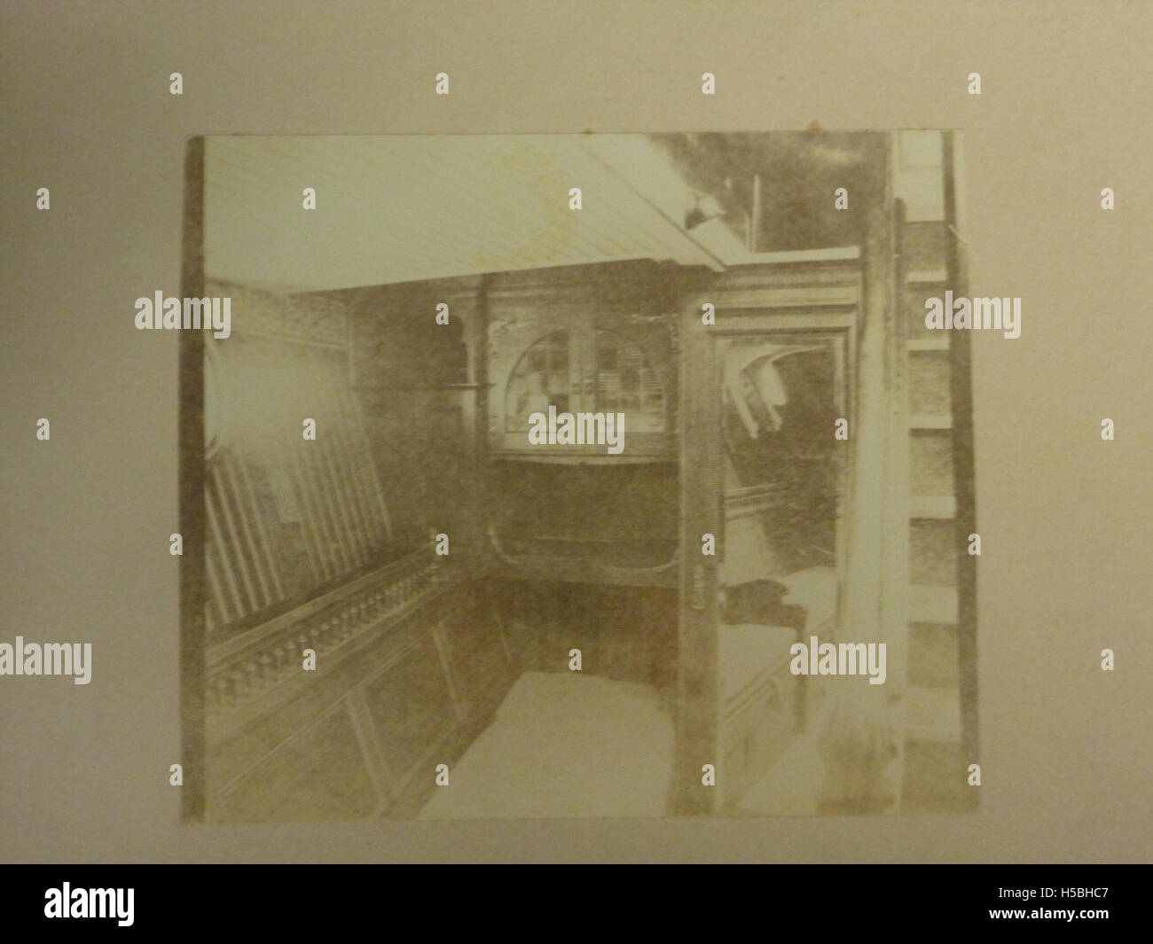 Ein Foto der SY Ena aus den frühen 1900er Jahren zeigt die Segelyacht in ihrer besten Form. Das Schiff ist ein bedeutendes Beispiel für das Yachtdesign und maritimes Erbe des frühen 20. Jahrhunderts. Stockfoto