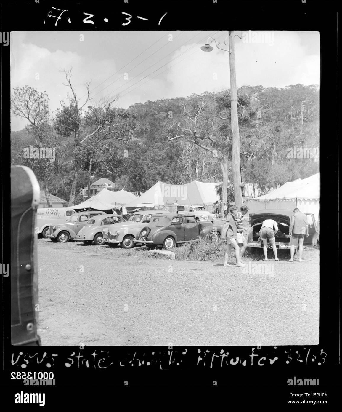 Dieses Foto zeigt Autos, die in Pittwater geparkt sind, einem beliebten Ort für Segelveranstaltungen in Australien. Das Bild zeigt den sozialen Aspekt dieser Ereignisse und die landschaftlich reizvolle Umgebung der Region. Stockfoto