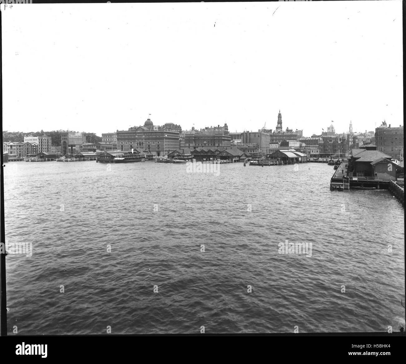 Ein Foto von 4 Circular Quay im Hafen von Sydney, das das Gebäude und seine Umgebung zeigt. Der Circular Quay ist ein wichtiger Verkehrsknotenpunkt in Sydney, der Fähren, Busse und Züge verbindet. Er ist bekannt für seine Aussicht auf den Hafen und berühmte Wahrzeichen wie die Oper und die Harbour Bridge. Stockfoto