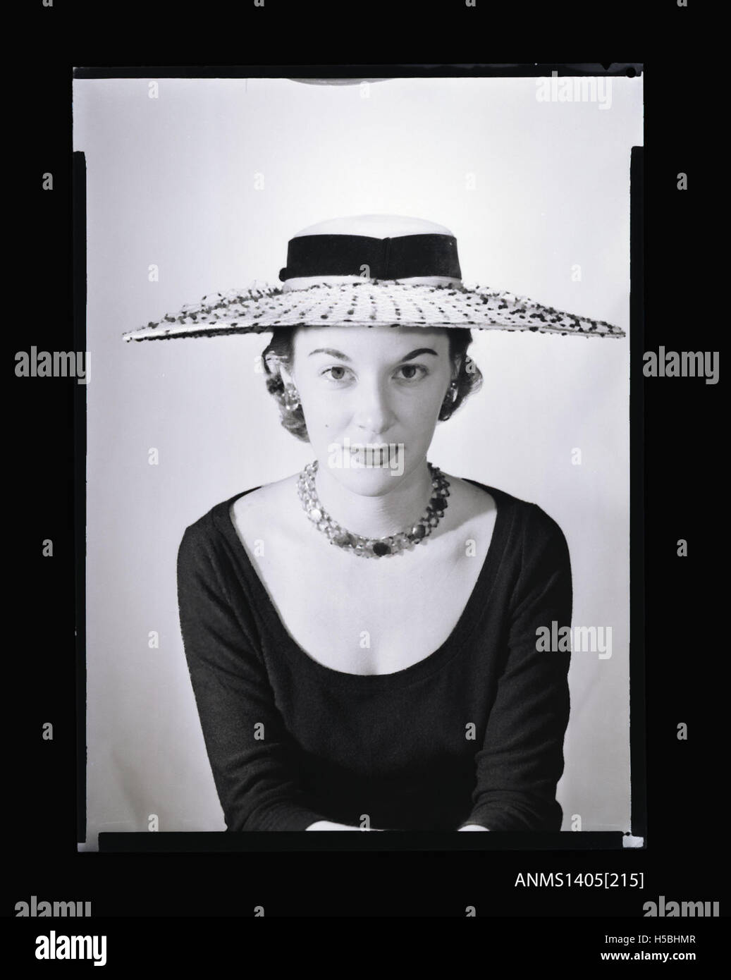 Ein Foto einer Frau, die 1954 Streetwear modelte, zeigt die Modetrends der Mitte des 20. Jahrhunderts in einem lässigen und urbanen Stil. Stockfoto