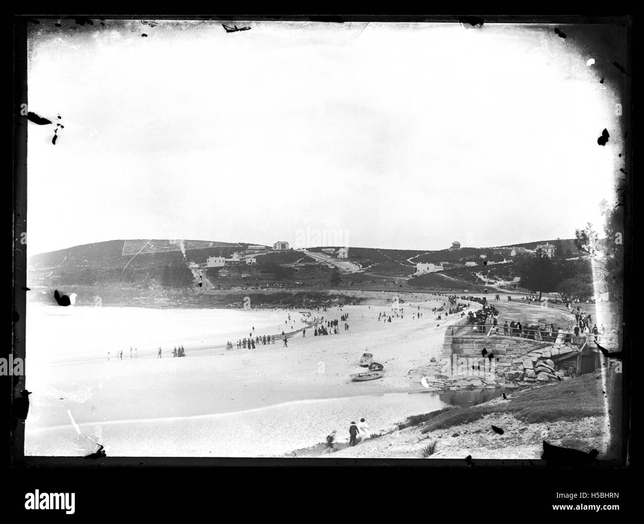 Zwei Glasplatten-negative von William Hall an einem Strand in Sydney, höchstwahrscheinlich Coogee, zwischen 1890 und 1920. Die Bilder zeigen die frühe Strandkultur in Sydney und zeigen Küstenansichten und möglicherweise frühen Tourismus. Stockfoto