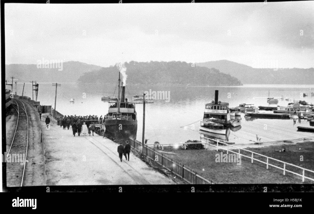 Die SS Erringhi, ein Schiff, liegt auf dem Hafen von Port Erringhi mit Passagieren an Bord eines Fotos, das zwischen 1912 und 1930 aufgenommen wurde. Das Bild zeigt die maritime Aktivität am Kai während dieser Zeit. Stockfoto