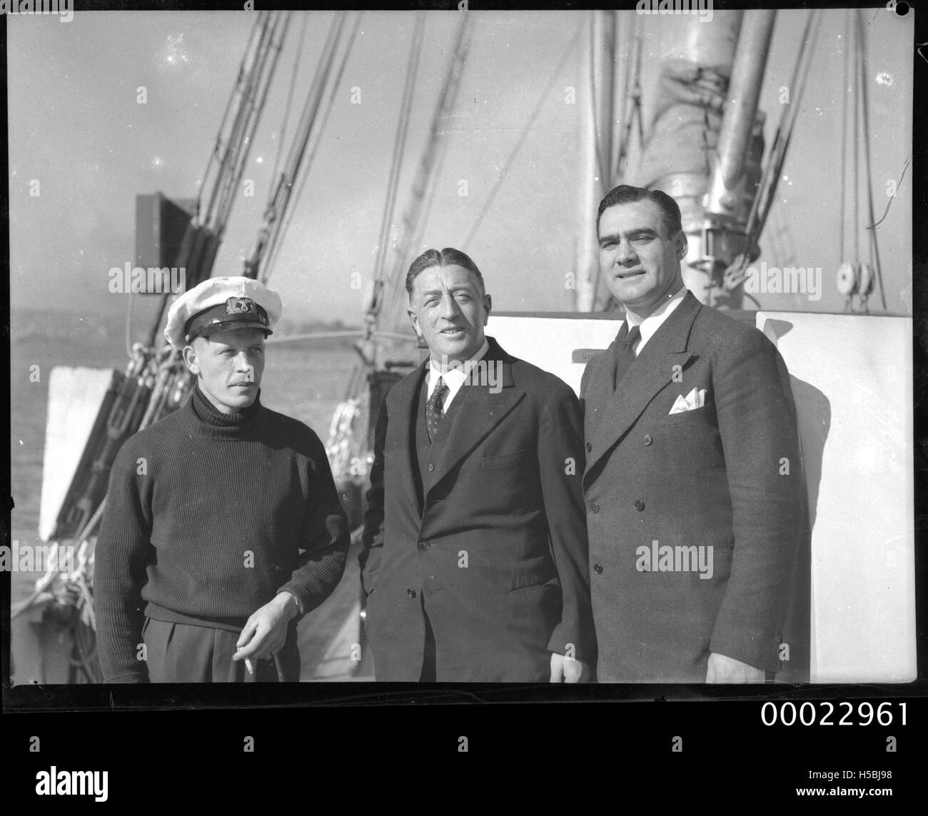 Erster Offizier Paul Kause, Count Felix Graf von Luckner und unbekannter Mann an Bord SEETEUFEL Stockfoto