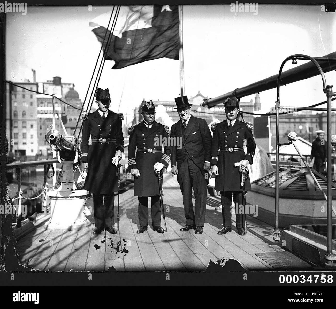 Drei Offiziere der chilenischen Marine und der Generalkonsul für Chile auf Deck des chilenischen Marineschiffs GENERAL BAQUEDANO am 17. Juli 1931. Stockfoto