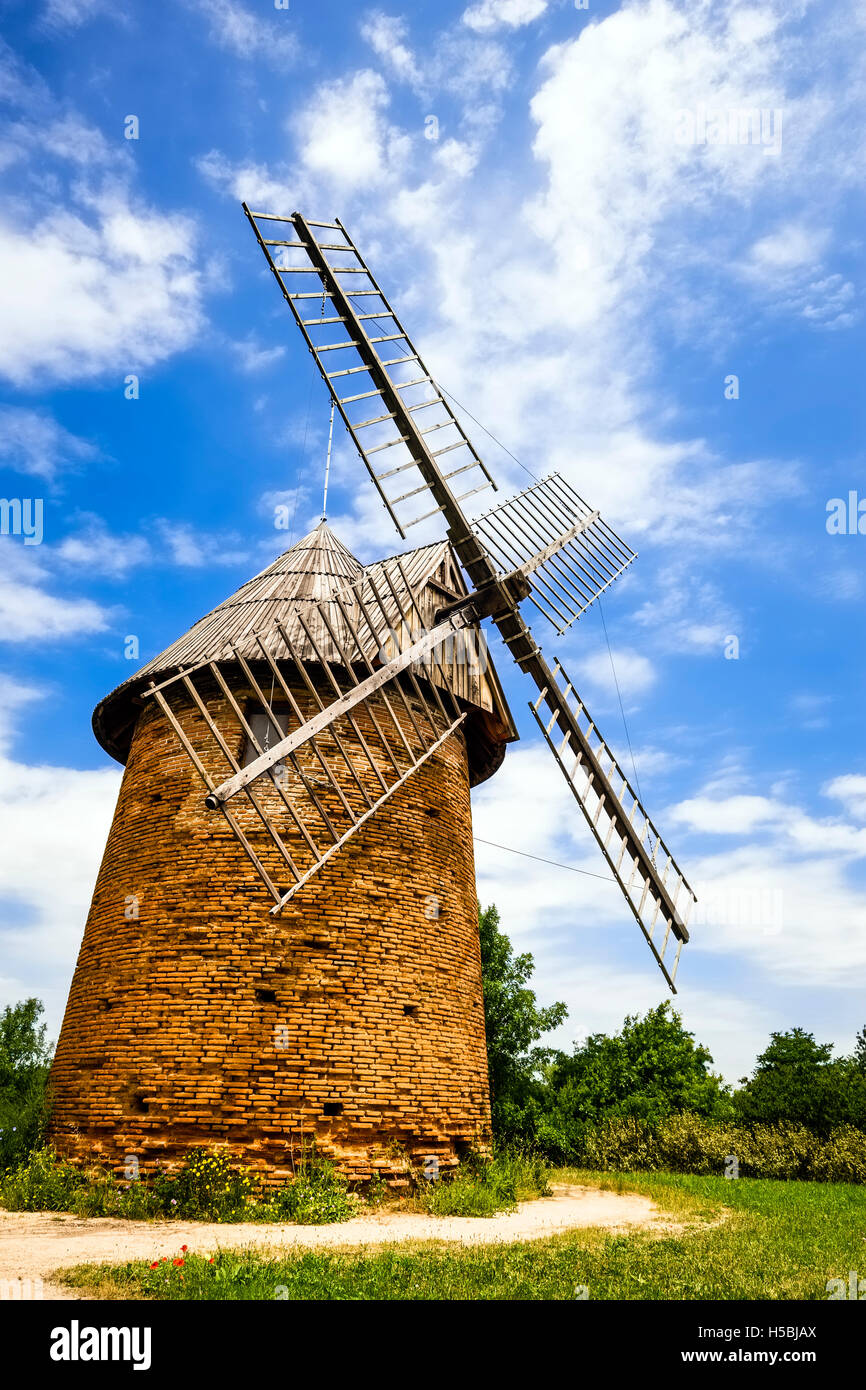 Historische Windmühle in der Nähe von Flughafen, Toulouse, Frankreich Stockfoto