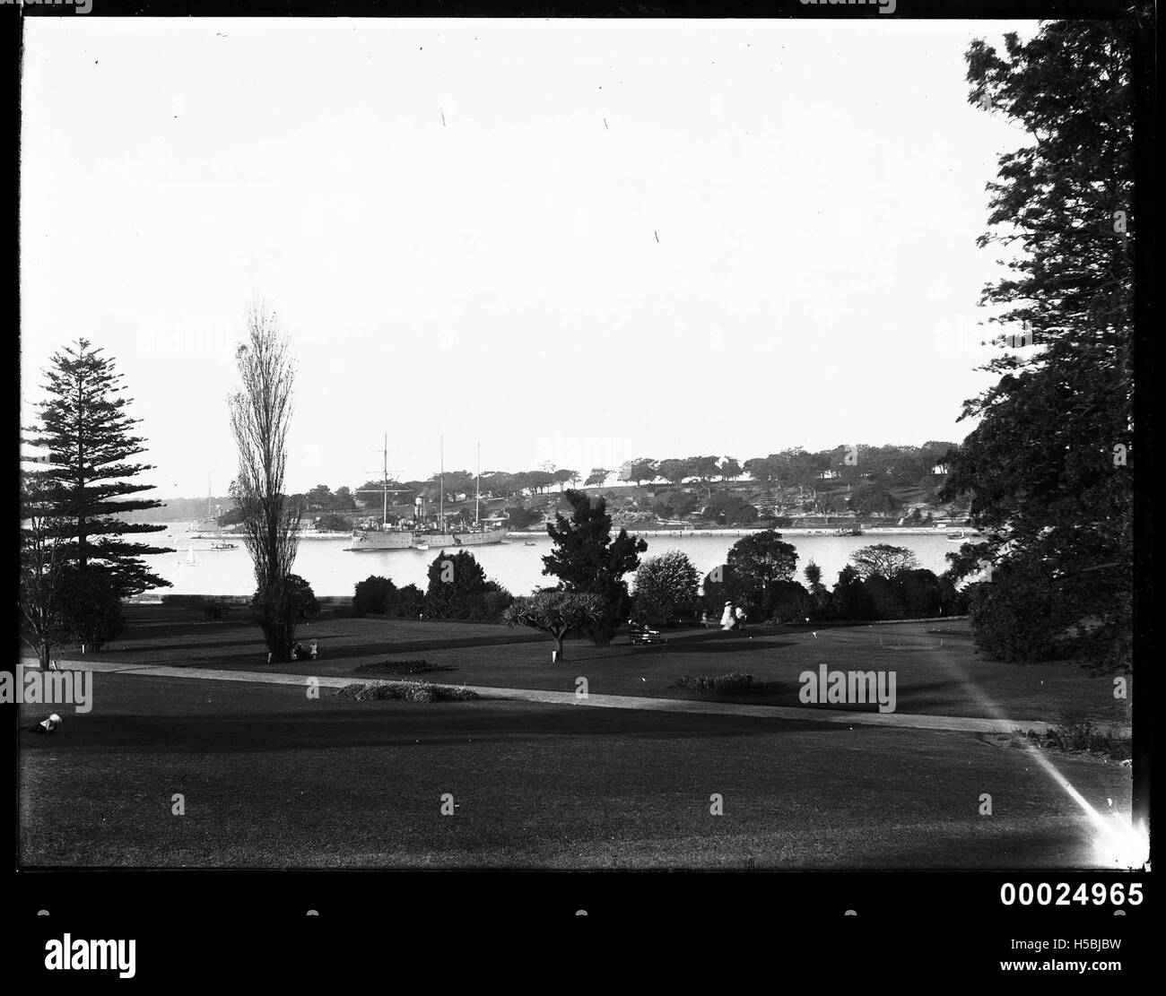 Dieses Bild zeigt wahrscheinlich das Kriegsschiff SMS Condor, ein Schiff der Kaiserlichen Marine, in Farm Cove, Sydney, zwischen 1903 und 1914. Das Foto zeigt eine bedeutende Präsenz der Marine in Sydney während dieser Zeit. Stockfoto