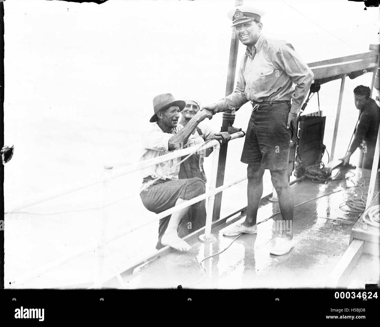 Ein Foto, das Zivilisten zeigt, die zwischen 1890 und 1953 mit Hilfe eines Offiziers an Bord eines Schiffes gingen. Das Bild zeigt die Formalitäten der Reise und die Rolle der Offiziere bei der Unterstützung der Fluggäste während dieser Zeit. Stockfoto