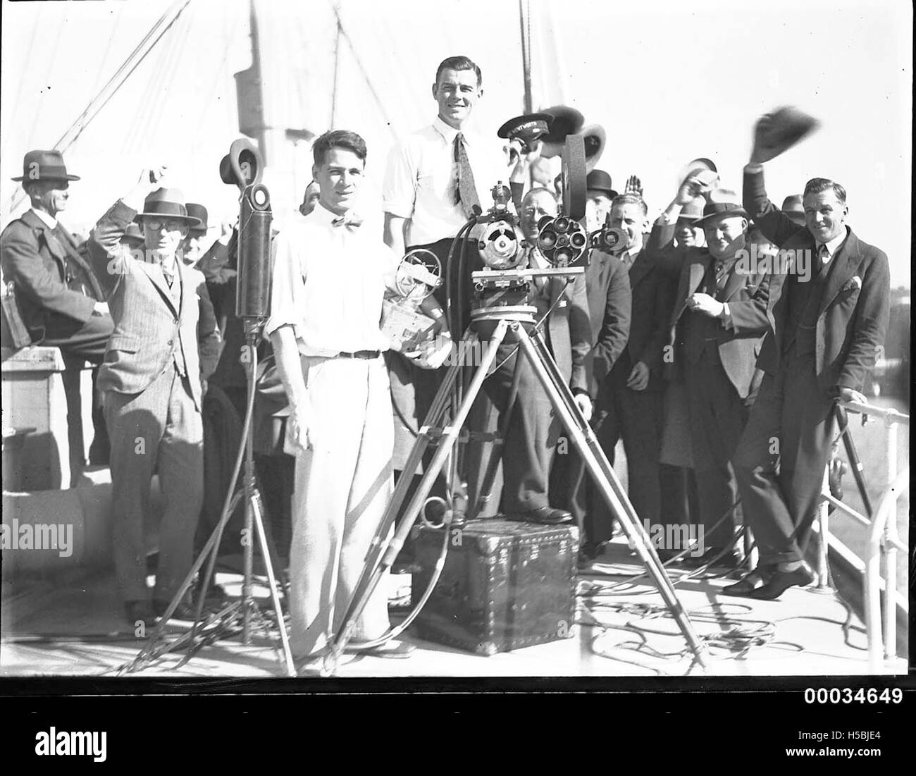 Ray Vaughan wird bei einer Movietone-Veranstaltung am Circular Quay in Sydney gedreht. Diese Veranstaltung umfasst wahrscheinlich eine Filmproduktion aus dem frühen 20. Jahrhundert und zeigt die Kulturgeschichte der Filmindustrie Sydneys. Stockfoto