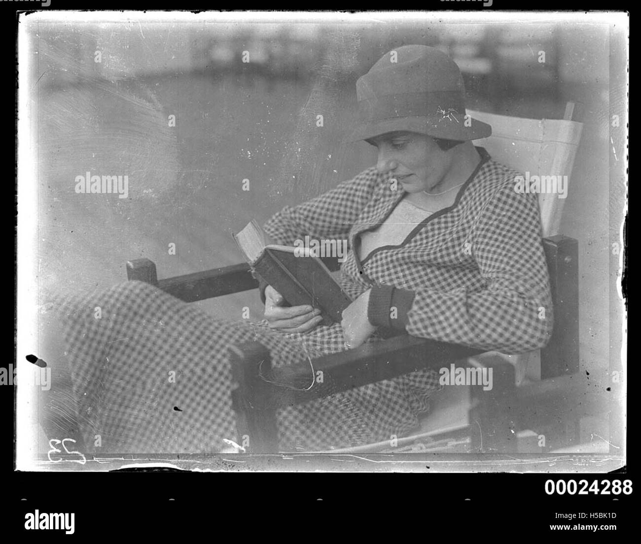 Ein Porträt einer Frau, die sitzt und liest, möglicherweise an Bord der SS Tanda. Dieses Bild fängt einen ruhigen Moment ein, wahrscheinlich während einer Reise, und zeigt das tägliche Leben an Bord eines Ozeanschiffers. Stockfoto