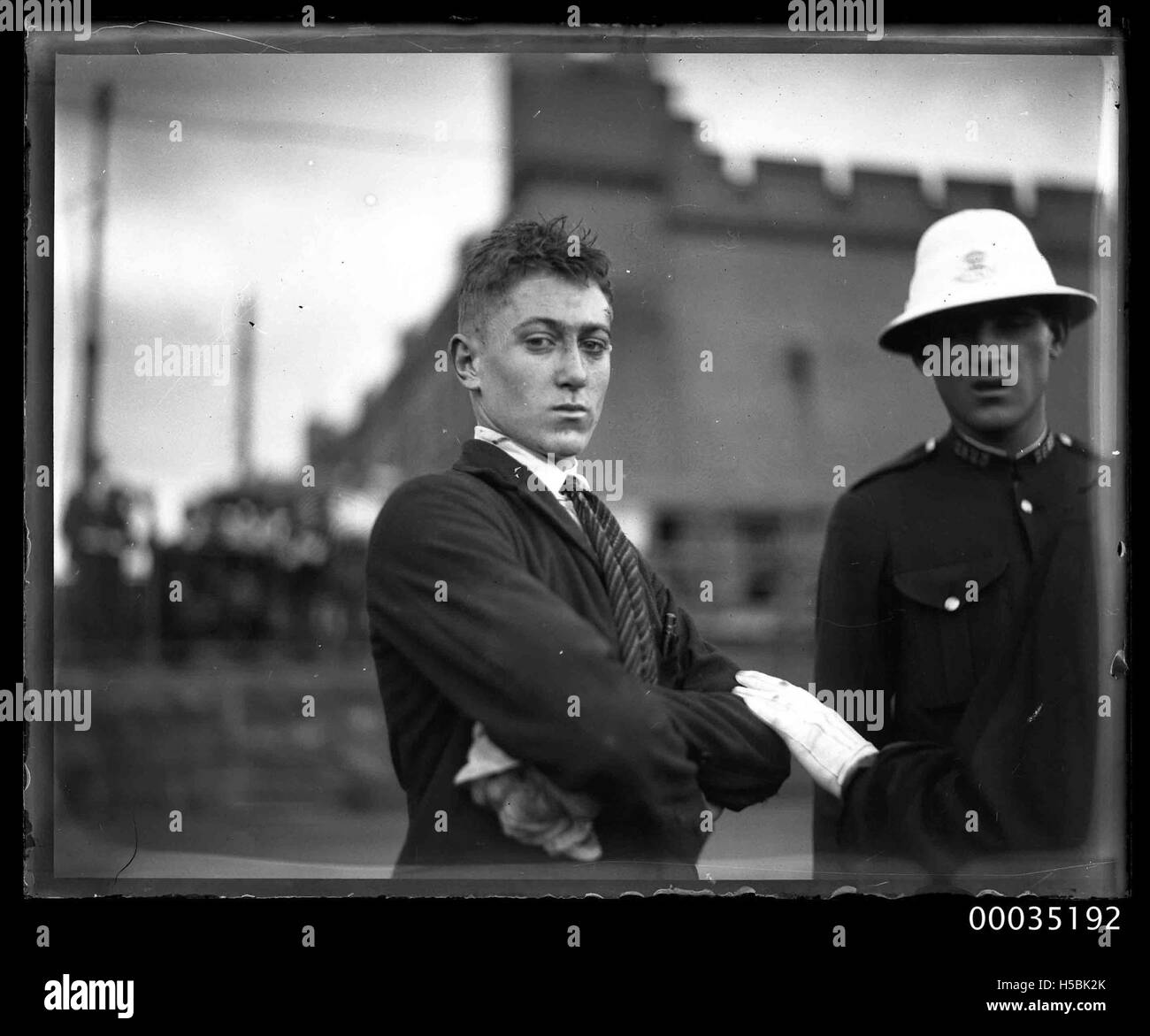 Dieses Foto zeigt einen verletzten Mann mit einem Polizisten in Fort Macquarie nach der Katastrophe in Greycliffe am 3. November 1927. Der Vorfall war mit einer maritimen Tragödie verbunden, und dieses Bild zeigt die Folgen und die Notfallreaktion auf die Katastrophe. Stockfoto