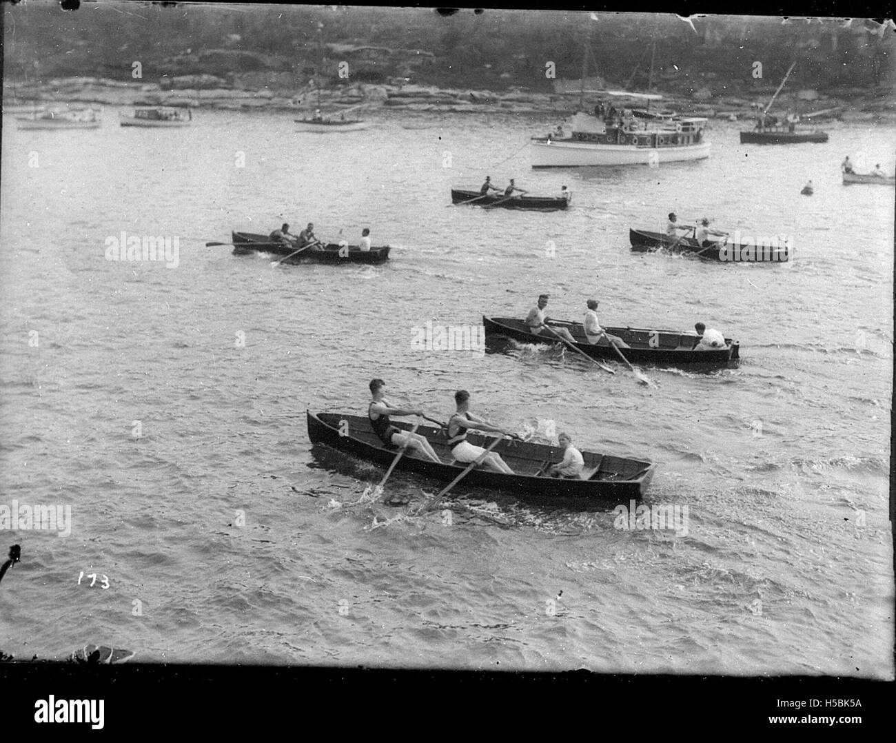 Das Surf Rettungsboot „DEE WHY“ patrouilliert im Hafen von Sydney und gewährleistet die Sicherheit von Schwimmern und Besuchern. Das Boot ist ein wichtiger Bestandteil der Sicherheit am Strand und an den Wasserstraßen in der Region. Stockfoto