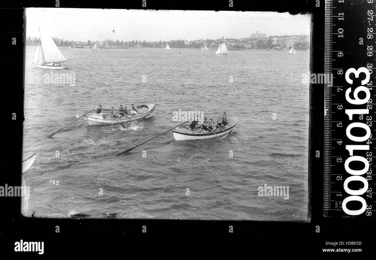 Das Bild zeigt Rettungsboote, die durch den Hafen von Sydney rasen. Diese Boote sind Teil der australischen Küstensicherheitsbemühungen und bieten lebensrettende Dienste bei Notfällen in den Gewässern des Hafens. Stockfoto